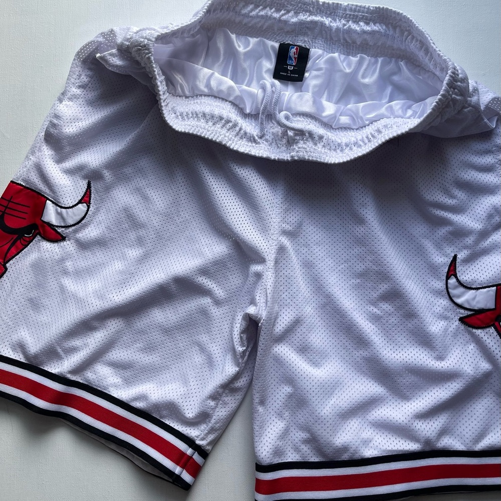 NBA CHICAGO White Shorts with Red and Black Details L‎